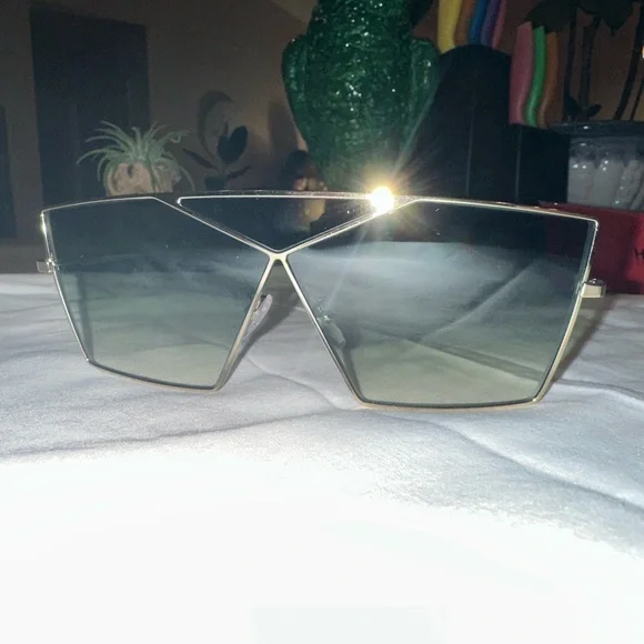 Loewe Geometric Sunglasses in Gold and Green - Picture 4 of 11